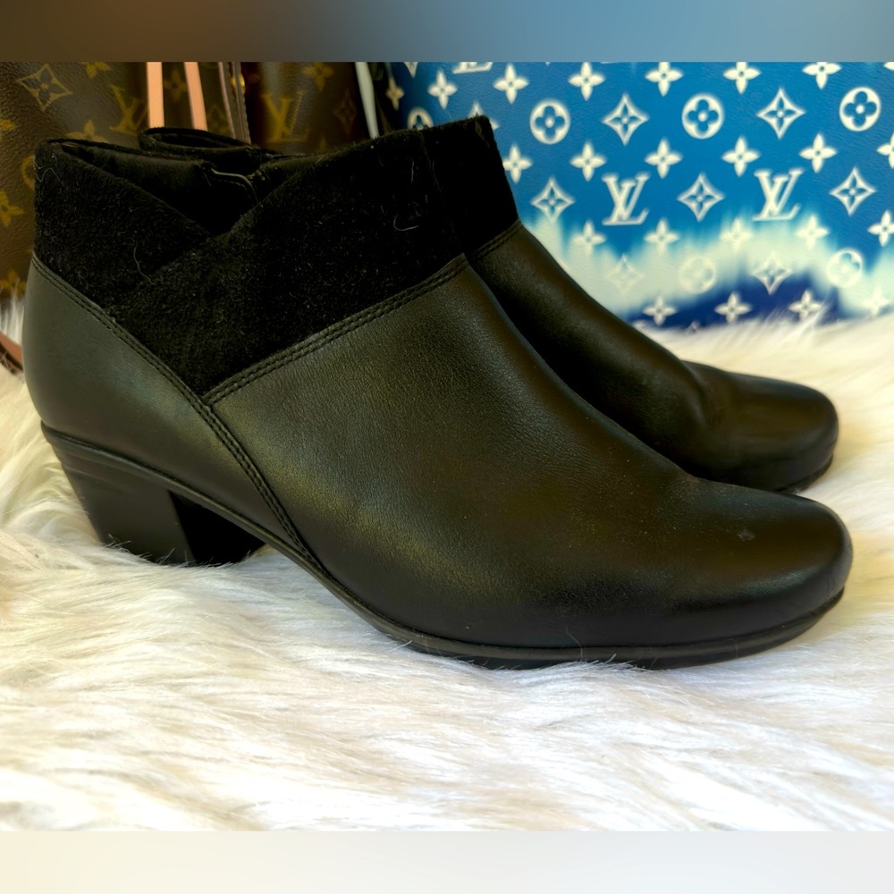 EUC Clarks Elegant Black Leatherโ Ankle Booties Size 10
